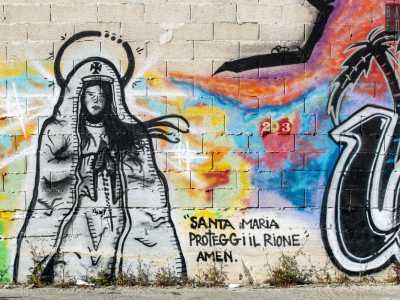 Tra questi ultimi il disegno di una Madonna con su scritto �Santa Maria proteggi il rione. Amen�